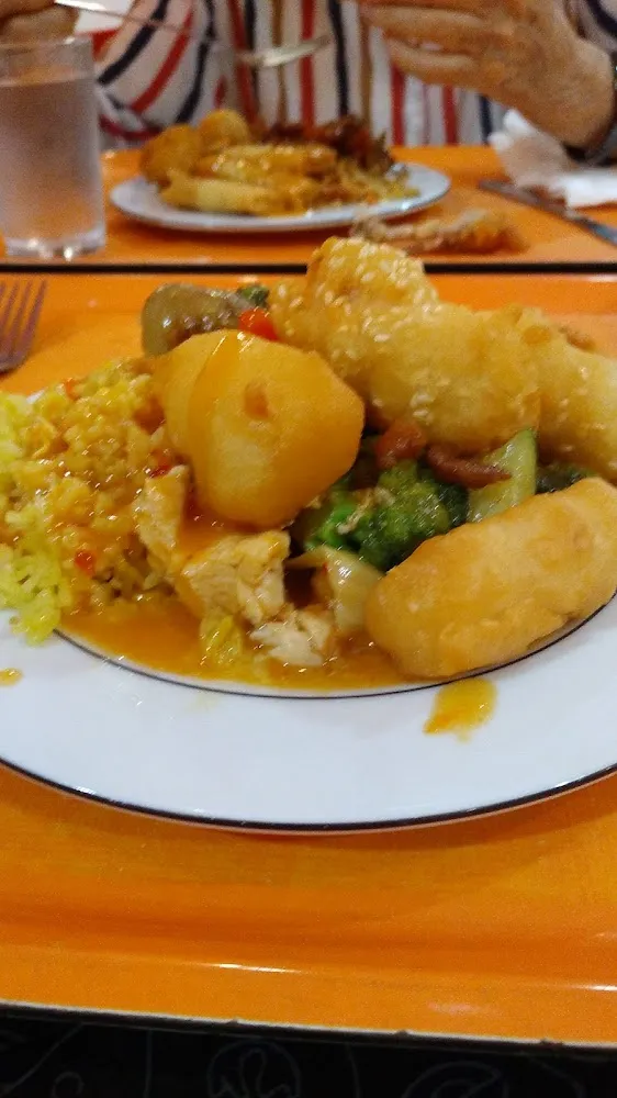 Assiette Garni Poulet Crevettes Sauce Curry