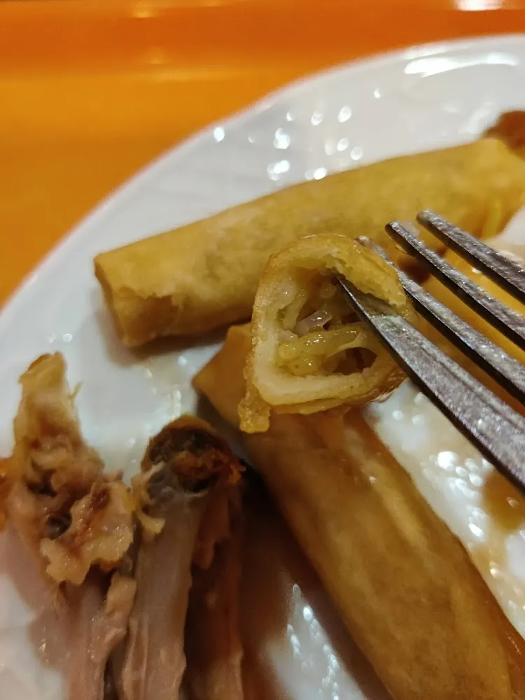 Nems Aux Légumes Avec Beaucoup de Pâte À Beignet Et Pas Grand Chose Dedans